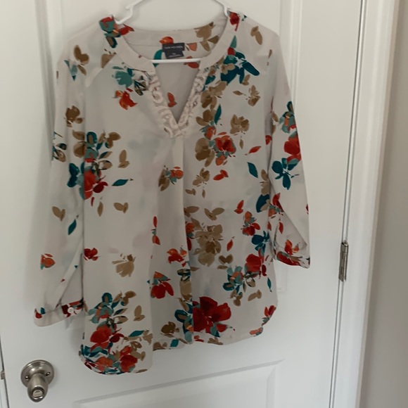 Blouse with flowery design - Picture 1 of 3